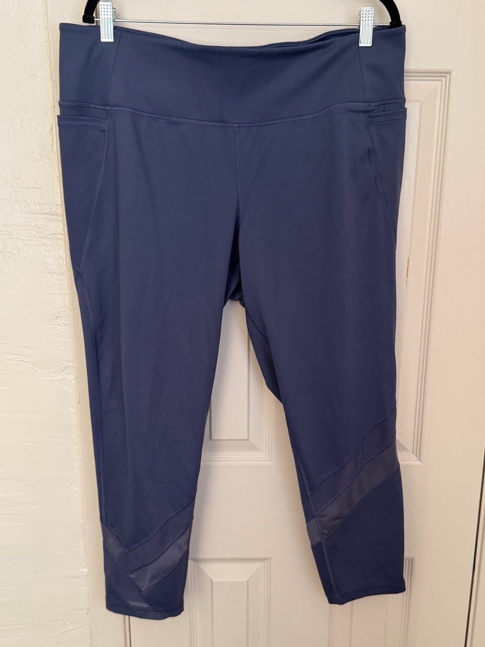 Livi Active Navy Capri Leggings with Side Pockets and Mesh Detail - 22/24